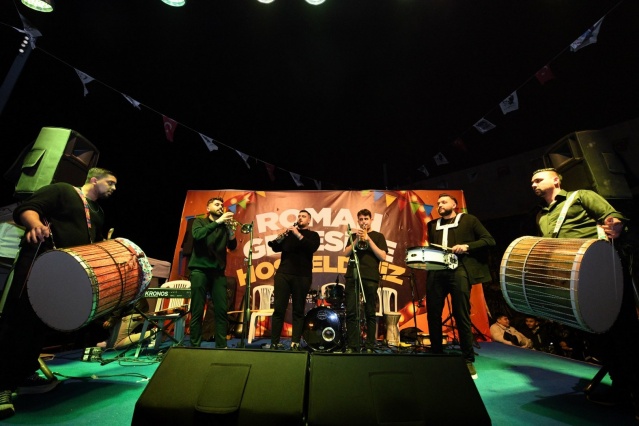 ‘TOPLUMUN HER KESİMİNİ KUCAKLIYORUZ’

Konser öncesi sahneye çıkarak bir konuşma yapan Yunusemre Belediye Başkanı Semih Balaban, 8 Nisan Dünya Romanlar Günü’nü kutladı. Konuşmasında tarihi bir anekdota da yer veren Başkan Balaban, şu ifadeleri kullandı: “Bundan tam 54 yıl önce, 8 Nisan 1971’de Londra’da toplanan Dünya Roman Konferansı’nda dünyanın dört bir yanından gelen saygıdeğer Roman delegeler, Roman halkının yaşadığı sorunları gündeme taşıdı. Bu toplantıda alınan kararla 8 Nisan, Dünya Romanlar Günü olarak ilan edildi. Bu anlamlı gün, tüm insanlığa kutlu olsun.