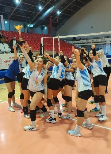 2025 yılında kulübün vizyonunu daha yukarıya taşıyacaklarını kaydeden Kanik, "Yunusemre Belediye Başkanımız Semih Balaban'ın amatör spor branşlarına olan olumlu bakışı, branş ayrımı yapmaksızın sporu ve sporcuyu desteklemesi, özellikle kadın ve çocuklarımızın adının geçtiği her alanda son derece pozitif olması, kulübümüzün en büyük gücü, ilham kaynağı ve yol haritası oldu. Başkanımıza destekleri için teşekkür ediyoruz. Ortak başarımızın ışığıyla, sürekli büyüyen çalışma arzumuzla, yeni yılda birçok ilke imza atmayı planlıyoruz. 2025'te Yunusemre Belediyesporumuzu daha güzel yarınlara taşıyacağız" diye konuştu.