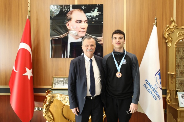 Yunusemre Belediye Başkanı Semih Balaban, judo ve yüzme branşlarında başarı elde eden Yunusemre Belediyespor'un sporcularını makamında ağırlayarak ödüllendirdi.