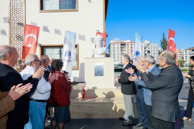 ‘BİR ÖĞRETMEN İÇİN EN GÜZEL ŞEY ÖĞRENCİLERİNİN BÖYLE GÜZEL GÖREVLERE GELMESİDİR’ 

Heykel hakkında bilgi veren Cengiz Sevener ise kendilerini açılışa davet eden öğrencileri Semih Balaban ve Hakan Gürtunca’ya teşekkür ederek şunları söyledi: “Öğretmenler için en güzel şey öğrencilerinin böyle güzel görevlere gelmesidir. Bu büstü aşağı yukarı kürsü büyüklüğündeki mermerden 2 - 3 ayda yonttum. 6 sene beklettim. İyi ki de bekletmişim