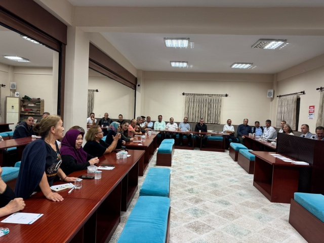 Mahallemizde ekiplerimiz sıkıntıların ortadan kaldırılması için belirli bir program dahilinde çalışıyor. Mahallemizin parke taşı ve yol düzenleme çalışmalarını yaptık ve eksik yerlere çalışmalarda bulunmayı sürdürüyoruz. Belediye olarak eksikliklerin giderilmesi noktasında çalışmalarımızı tüm hızımız ile sürdüreceğiz” dedi.
