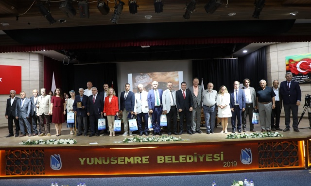 GEÇMİŞTEN GÜNÜMÜZE TARIMI ANLATTILAR
ilk oturumunun moderatörlüğünü Ziraat Mühendisi Nazım Şafak, yaparken; Tariş
Üzüm Birliği Eski Birlik Başkanı Murat Uludemir, Manisa Ziraat Odası Başkanı
Hüseyin Altındağ, Ulusal Gıda ve Tarım Birliği Üyesi Prof. Dr. Yaşar Uysal,
‘Yunusemre’de Geçmişten Günümüze Tarım’ı masaya yatırdı. Tarımda uygulanan
yanlış politikaların üreticileri getirdiği durumun anlatıldığı ilk oturumda plansız, yanlış
ve bilinçsiz tarım uygulamalarının bugün üreticiyi zor duruma düşürdüğünü, üreticinin
üretim yapamaz hale getirdiğine dikkat çekti.