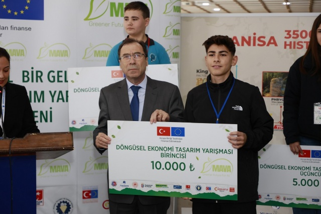 Türkiye ile AB Arasında Şehir Eşleştirme II Programı kapsamında hibe alan ve Yunusemre Belediyesi’ninde ortak olduğu "MAVA Herkes İçin Daha Yeşil Bir Gelecek" projesi kapsamında İspanyol heyetin Manisa’daki incelemelerinin son günü renkli görüntülere sahne oldu. Proje kapsamında liseler arası düzenlenen döngüsel ekonomi tasarım yarışmasının finali heyecan yarattı.