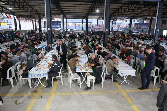 Ardından kukla gösterisiyle izleyicilere keyifli anlar yaşatıldı. İftar yemeği sonrası vatandaşlara seslenen Yunusemre Belediye Başkanı Semih Balaban, "Manisa Büyükşehir Belediye Başkanımız Ferdi Zeyrek ile birlikte Horozköy’de iftar soframızda vatandaşlarımızla buluştuk. Ramazan ayı boyunca halkımızla iftar sofralarında bir araya gelmeye devam edeceğiz" dedi.