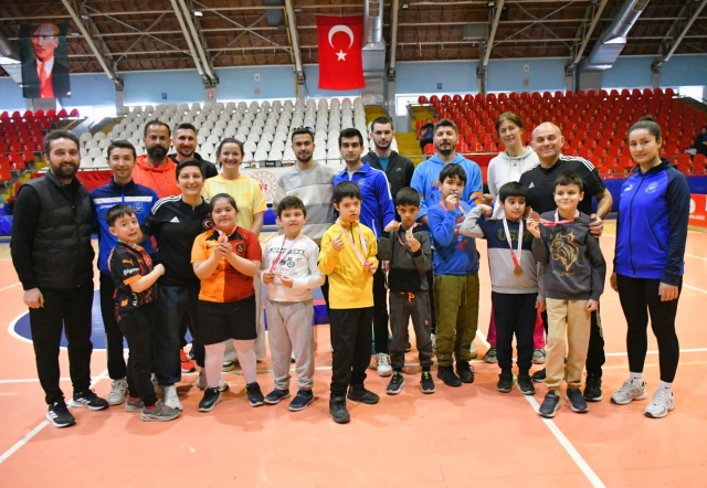 HEDEF PARALİMPİK OYUNLARI

Yunusemre Belediyesi, Yunusemre Belediyespor ve Paralimpik Sporcuları Destekleme Derneği'nin iş birliğiyle özel bireylere yönelik sportif yetenek taraması gerçekleştirildi. Bu projeyle gelecekte Paralimpik Oyunları'na sporcu kazandırılması hedefleniyor.
