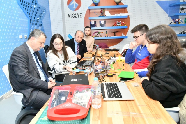 Yunus Emre Millet Çarşısı'nda yer alan etkinliklere Yunusemre Belediye Başkanı Semih Balaban da katıldı. Bilim Şenliği'nde yer alan öğrencilerle tek tek sohbet eden Başkan Balaban, ardından çocuklarla birlikte eğitmenlerin sunduğu deney şovlarını izledi. Çocuklarla fotoğraf çektiren Belediye Başkanı Semih Balaban, miniklerin meraklı sorularına da ilgiyle yanıt verdi.