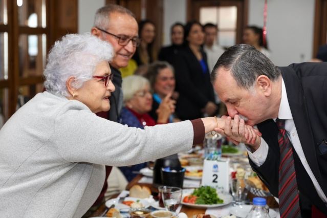 AŞKTA 40 YILI DEVİRENLER 14 ŞUBAT’TA BİR ARAYA GELDİ

 

Yunusemre Belediyesi, 14 Şubat Sevgililer Gününde 40 yıldan uzun süre evli kalan 41 çifti bir araya getirdi. Kültür Park’ta Sevgi dolu anların yaşandığı programa, Yunusemre Belediye Başkanı Semih Balaban ve eşi Serap Balaban da katılarak çiftlerin mutluluğuna ortak oldu.