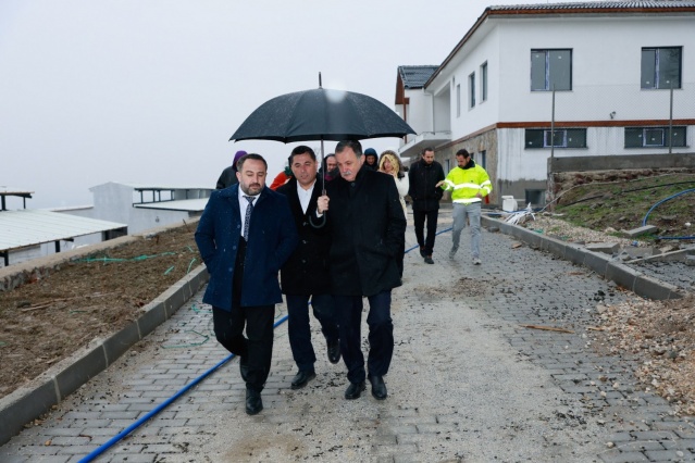 Manisa’nın sokak canlıları sorununa bir nebze çözüm olacak projede çalışmalar hızlandı. Yunusemre Belediyesi, Manisa Büyükşehir Belediyesi ve Şehzadeler Belediyesi işbirliğiyle sürdürülen Ege Bölgesi’nin en büyük ve modern hayvan barınağında çalışmalar tüm hızıyla devam ediyor. İnşaat çalışmalarının son aşamaya geldiği merkezin bir bölümü mart ayının son haftalarında hizmete girecek. Hayvan Yaşam Merkezi’nde yürütülen çalışmaları yerinde inceleyen Yunusemre Belediye Başkanı Semih Balaban, çalışmalar hakkında teknik personellerden detaylı bilgi aldı. İncelemede Başkan Balaban’a Yunusemre Belediye Başkan Yardımcıları Ali Kuyumcu,  Haydar İzci ve Yusuf Ataç ile teknik personeller katıldı.