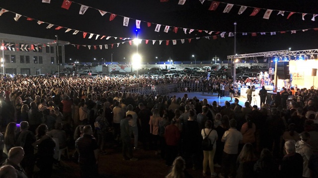Bugün de Hıdırellez’i selamlayarak harika bir göçmen gecesi yapıyoruz. Yunusemre’de birçok konuda anlayış değişti. Artık Yunusemre, sanatla, bilimle, kültürle, müzikle ve sporla anılıyor. Bunu gerçekleştiren siz değerli halkımızsınız. Her türlü kültüre ve etnik kökene saygım var. Ben de baba tarafından Selanik göçmeniyim. Ancak tüm insanlar benim nezdimde eşittir. Biz dünyaya tek bir pencereden bakıyoruz; o da insan olmak. Dil, din, ırk, mezhep ve sınıf ayrımı yapmadık. Bütün insanlar her anlamda eşittir. Bu güzel geceye emek veren herkese teşekkür ediyorum. Eşim ve Özge Başkanımız Yörük kökenli. Önümüzdeki ay burada Yörük Gecesi düzenleyeceğiz. Belediye olarak kültürel etkinliklerimize devam edeceğiz.” Konuşmaların ardından vatandaşlar seslendirilen şarkılar eşliğinde gece boyunca eğlendi.