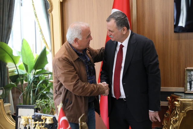 Yunusemre Belediye Başkanı Semih Balaban, her ayın son çarşambası düzenlenen halk gününde vatandaşların taleplerini dinliyor. Vatandaşın yoğun ilgi gösterdiği halk gününde Başkan Balaban, özellikle ekonomik sıkıntı nedeniyle yardım ve iş talebi konusunda talepte bulunulduğunu söyledi. Başkan Semih Balaban vatandaşın yaşadığı sıkıntıyı en aza indirmek için var güçleri ile çalıştıklarını kaydederek, “Halk günlerimizin amacı vatandaşımızın sesine kulak vermek ve taleplerini yakından dinlemek.