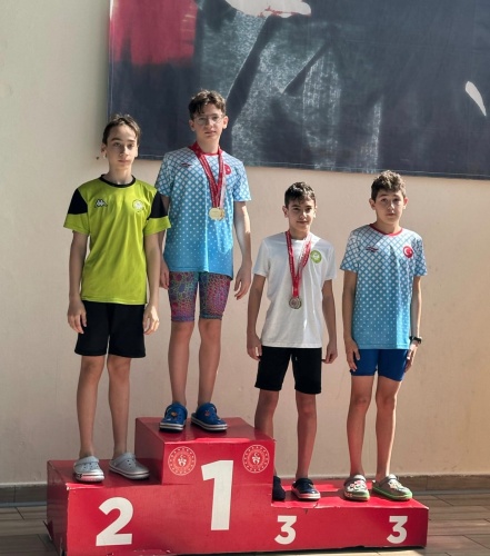 Yunusemre Belediyespor'un yüzücüleri, Atatürk Olimpik Spor Kompleksi'nde düzenlenen Okul Sporları Küçükler Yüzme İl Birinciliği'nde fırtına gibi esti. Mavi Beyazlı kulübün sporcuları 400x100 karışıkta kızlar ve erkeklerde Manisa 1'incisi olurken, toplamda 33 madalyaya imza atarak Türkiye Şampiyonası'na katılmaya hak kazandı. Müsabakalar sonunda 2014 yaş grubunda Sağnak Serra Kalaycı 200 m serbestte birinci, 100 m sırtüstünde ikinci, 100 m serbestte üçüncü, Irmak Pekkarakaş 50 m kelebekte ikinci, 200 m serbestte üçüncü, 200 m karışıkta birinci, Doruk Atabey 200 m karışıkta, 100 ve 200 m serbestte, 100 m sırtüstünde ikinci, Batuhan Altıntaş 50 m kelebekte ikinci, 100 m kelebekte birinci, 100 m serbestte üçüncü, Yağız Karataş 50 m kurbağalamada birinci, 100 m serbestte ve 200 m karışıkta üçüncü, 50 m serbestte üçüncü, Asel Bilge Arı 50 m kurbağalamada birinci, 100 m kurbağalamada, 200 m karışıkta ve 50 m serbestte üçüncü oldu.