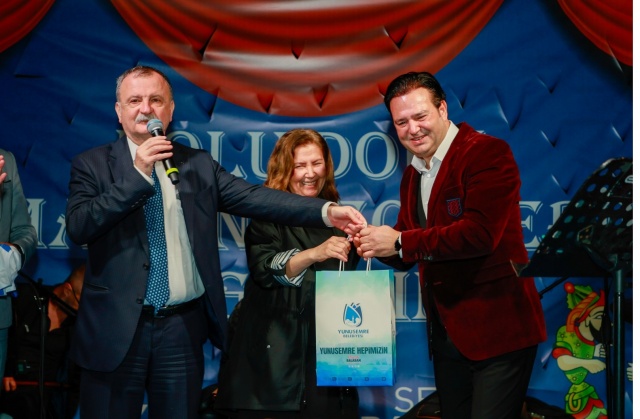 BAŞKAN BALABAN’DAN ALİ ÇAKAR’A TEŞEKKÜR
Meydanı dolduran vatandaşlarla ve eşi Serap Balaban ile birlikte Ali Çakar Konserini dinleyen Yunusemre Belediye Başkanı Semih Balaban, yaşattığı keyifli anlar için Türk Halk Müziği Sanatçısı Ali Çakar’a teşekkür etti. Başkan Balaban, “Türk Halk Müziği Sanatçımız Ali Çakar ile Ramazan coşkusunu doyasıya yaşadık. Emeği geçen bütün arkadaşlarıma teşekkür ediyorum. Ramazan ayı hepimize bir kez daha hayırlara vesile olsun diyorum.” dedi.