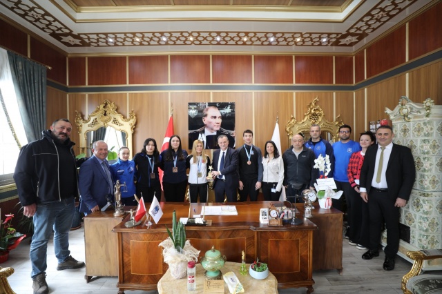 Yunusemre Belediye Başkanı Semih Balaban, Ankara’da yapılan Gençler Türkiye Judo Şampiyonası’nda Türkiye şampiyonu olan Yunusemre Belediyespor’un sporcularından Sura Nil Karasu, Türkiye 3’üncüsü olan Irmak Ceylin Güçtekin ve Fulya Ergen ile Gaziantep'te düzenlenen Türkiye Yüzme Şampiyonası'nda iyi bir performans göstererek Türkiye 5'incisi olarak Umut Özköylü'yü makamında ağırladı. Sporcuları ve antrenörleri tebrik ederek ödüllendiren Başkan Balaban, elde edilen gurur dolu başarılarla Türkiye'nin spor altyapısına katkı sağladıklarını söyledi.