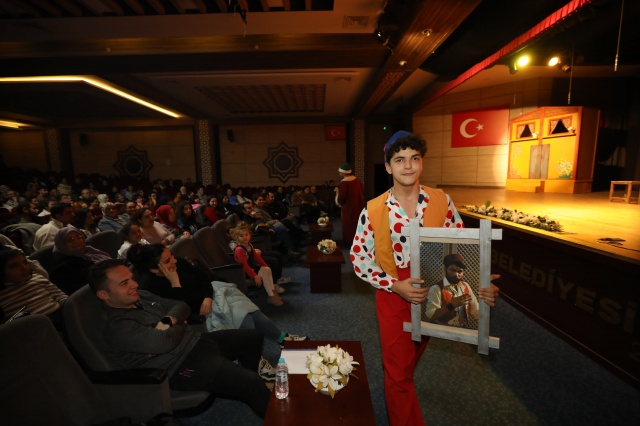 Kültür ve sanatın merkezi olma yolunda hızla ilerleyen Yunusemre Belediyesi, tiyatroseverleri özel bir oyunla buluşturdu. Tek perdelik ortaoyunu olan 'İki Gözümün İstanbul'u, Yunus Emre Millet Çarşısı Etkinlik Salonu'nda sahnelendi.  Sık sık kahkaha seslerinin yankılandığı salonda, oyuncular gösterdikleri başarılı performansla izleyicilerden tam not aldı.