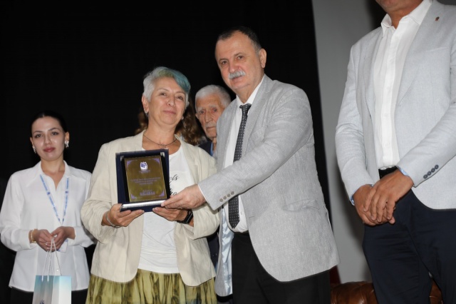 YEREL YÖNETİMLER VE TARIMA DESTEK
Manisa Büyükşehir Belediyesi Kırsal Hizmetler Daire Başkanı Yılmaz Usta’nın yaptığı
2 oturumun moderatörlüğünün konusu ise ‘Yerel Yönetimler ve Tarıma Destek’ oldu.
İstanbul Büyükşehir Belediyesi Tarımsal Hizmetler Daire Başkanı Ahmet Atalık,
Balıkesir Büyükşehir Belediyesi Kırsal Hizmetler Daire Başkanı Gülnaz Uzuner, İzmir
Büyükşehir Belediyesi Tarımsal Projeler Şube Müdürü Ali Selim Alpaslan, Ege
Üniversitesi Ziraat Fakültesi Öğretim Üyesi Prof. Dr. Yusuf Kurucu yerel yönetimlerin
tarım konusunda yapabilecekleri masaya yatırdılar. Panelistler, oturum sonunda
üreticilerin sorularını yanıtladı.