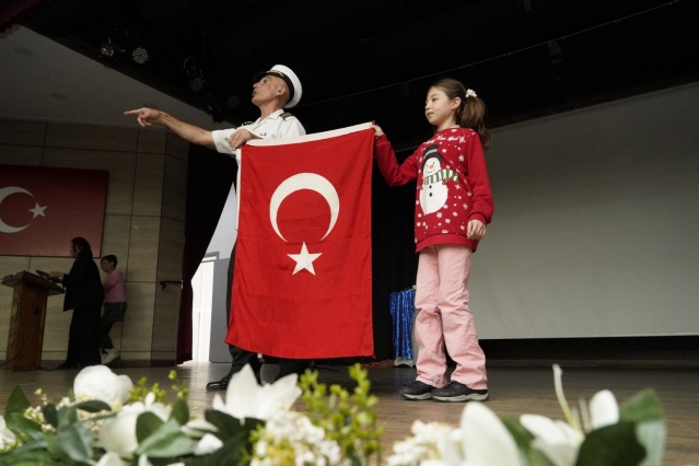 Bu bilgilendirici bölümün ardından çocuklar için özel olarak hazırlanan kukla gösterisi sahnelendi. Çilli karakterinin yer aldığı kukla gösterisi, çocukların büyük beğenisini kazanarak salondaki neşeyi doruğa çıkardı. Çocuklar hem eğlenirken hem de bir arada olmanın tadını çıkardı.