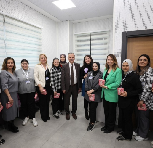 Kadınların eşit, özgür ve güven içinde bir yaşam sürebildiği bir dünya hedeflediklerini vurgulayan Başkan Balaban, “Biz de Yunusemre Belediyesi olarak kadın dostu uygulamalarımızı hayata geçirmeye devam edeceğiz” dedi. Ziyaretten büyük mutluluk duyduklarını ifade eden kadın personeller, Başkan Balaban ve ekibine teşekkür ederek bu anlamlı jestin kendileri için çok kıymetli olduğunu dile getirdi.