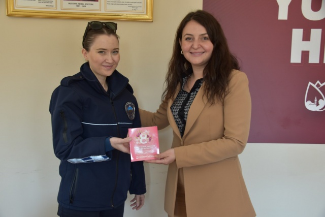Yunusemre Belediyesi, ilçenin en büyük mahallelerinden Muradiye’de 8 Mart Dünya Emekçi Kadınlar Günü dolayısıyla kadın muhtarları, kadın esnafları ve belediye personellerini unutmadı.