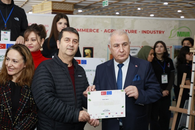 Türkiye ile Avrupa Birliği (AB) Arasında Şehir Eşleştirme II Programı kapsamında hibe alan "MAVA Herkes İçin Daha Yeşil Bir Gelecek Projesi" çerçevesinde Yunusemre ilçesindeki liseler arasında gerçekleştirilen Döngüsel Ekonomi Tasarım Yarışması Sergisi törenle açıldı. Yarışmada dereceye öğrenciler de ödüllerini aldı.