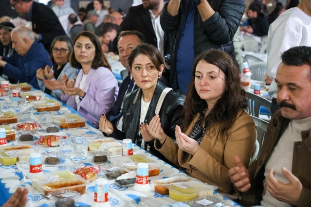 İKİ BAŞKAN VATANDAŞLARIN TALEPLERİNİ DİNLEDİ 
İftar programının ardından, Horozköy’de Başkan Zeyrek ve Başkan Balaban, vatandaşlarla kahvede bir araya gelerek sohbet etti.