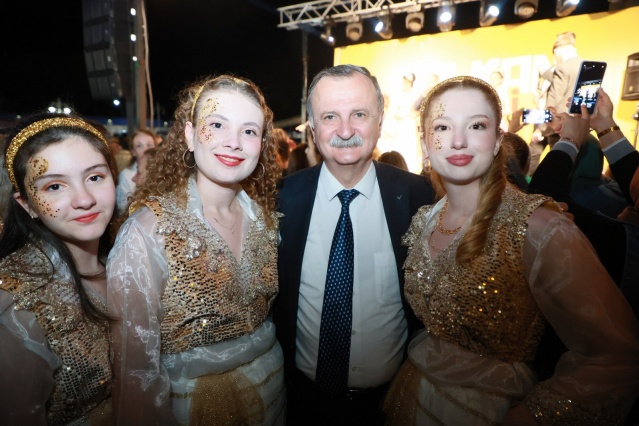 Kültürel etkinliklere önem veren Yunusemre Belediyesi, bu kez de Hıdırellez vesilesiyle Balkan Gecesi düzenledi. Binlerce kişinin katıldığı etkinlikte, katılımcılar unutulmaz bir gece yaşadı. Şenlik kapsamında sahne alan Bando Balkan, MAK-GÖÇ Üsküp Yöresi Halk Oyunları ve Çiftetelli Ekibi ile Güreler Halk Oyunları Üsküp Ekibi izleyenlere görsel bir şölen sundu. Ekrem ve Erşan ikilisi ise seslendirdikleri muhteşem şarkılarla kulakların pasını sildi.