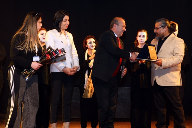 Yunusemre Belediyesi Kent Tiyatrosu, “Çanakkale Ruhu” adlı tiyatro oyunu seyircisiyle buluşturdu. Modern tiyatro tarzında sahnelenen oyun tiyatroseverlerden tam not aldı.