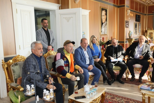 Ziyarette, Cemiyet Başkanı Önder Aydın, yeni dönemde yapacakları değişiklikler, projeler ve kısa vadeli hedefleri hakkında Başkan Semih Balaban’a bilgi verdi. Gazetecilik mesleğinin bir kamu görevi olduğunu dile getiren Başkan Balaban ise, gazetecilerin her zaman yanında olduğunun altını çizerek Cemiyet Başkanı Önder Aydın ve yönetimine görevinde başarılar diledi.