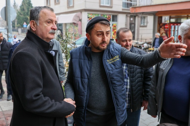Sadece seçimden seçime değil, her zaman sahada ve halkımızla iç içe olmaya devam edeceğiz. Bu düşünceyle seçildiğimiz günden bu zamana kadar geçen süreçte Barbaros Mahallesi’ni üçüncü kez ziyaret ederek esnafımızla bir araya geldik. Girmediğimiz kıraathane, elini sıkmadığımız esnaf bırakmadığımız Barbaros Mahallesi’ne gösterdikleri ilgi ve destekten dolayı teşekkür ederim.” dedi.