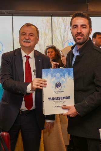 Yunusemre Belediye Başkanı Semih Balaban, 10 Ocak Çalışan Gazeteciler Günü’nde konuk etti. Mesir Tabiat Parkı’nda düzenlenen programda konuşan Başkan Balaban, “Her zaman gerçekten yana olup doğruları yazan gazetecilerimizin günü kutlu olsun” dedi.