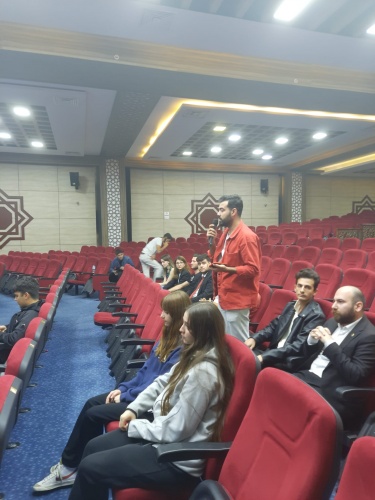 İlçede yaşayan gençleri dinlemek için çalışmalarına başlayan Yunusemre Kent
Konseyi, Gençlik Meclisi’ni oluşturuyor. Yunusemre Millet Çarşısı Etkinlik Salonu’nda
Gençlik Meclisi üyeleri ilk toplantısını yaptı. Toplantıya Yunusemre Kent Konseyi
Başkanı Bektaş Kılınç, Yunusemre Belediye Başkan Yardımcısı Ali Kuyumcu, gençlik
meclisi üyeleri ve ilgililer katıldı.