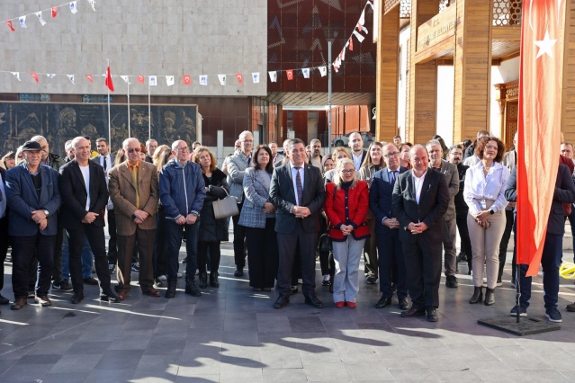 Kendisi de bundan büyük memnuniyet duyacağını ifade etti. İnanıyorum ki Yunus Emre büstünü en iyi şekilde koruyacaklar. Sayın başkanımıza görevinde başarılar diliyorum.”  Konuşmaların ardından büstün açılışı yapılırken; Yunus Emre büstünü hediye eden Heykeltıraş Cengiz Sevener, Belediye Başkanı Semih Balaban ve katılımcılar hatıra fotoğrafı çektirdi.