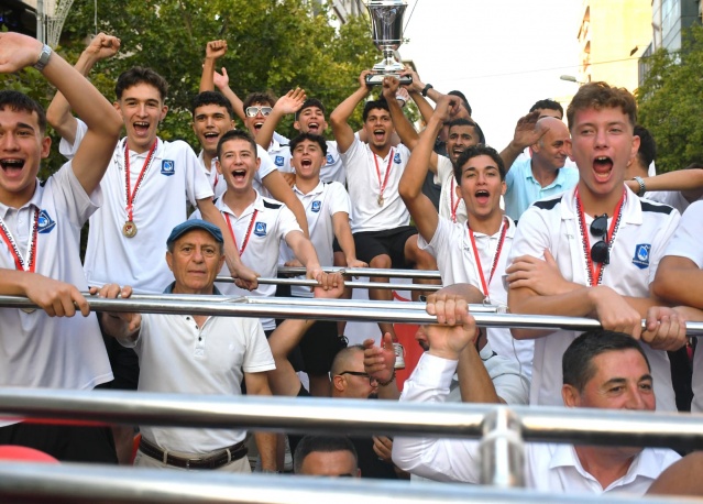 Türkiye şampiyonu olan Yunusemre Belediyespor U17 Futbol Takımı, düzenlenen organizasyonla şehir turu attı. Vatandaşların yoğun ilgi gösterdiği Manolya Meydanı'ndaki kutlamada konuşan Yunusemre Belediye Başkanı Semih Balaban, şampiyonluğu tüm Manisa'ya armağan ederek emeği geçen herkese teşekkür etti.