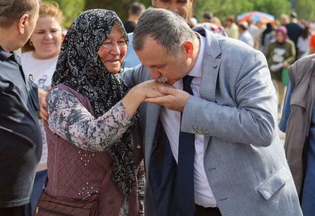 ‘HALKÇI BELEDİYECİLİK YAPMAYA DEVAM EDECEĞİZ’

Üretici ve alışveriş yapan vatandaşlardan aldığı geri dönüşlerin kendisini mutlu ettiğini dile getiren Yunusemre Belediye Başkanı Balaban buradan açılış yapan vatandaşlara teşekkür ederek, herkesi hafta sonları burada tezgah açacak üreticilere destek vermeye çağırdı. Başkan Balaban konuşmasını şöyle sonlandırdı:  “Bugün Ortaköy’de çok güzel bir açılış yaptık. Bu bölgede yaşayan köylü yurttaşlarımız kendi emekleri ile ürettikleri organik ürünleri buradaki pazara getirerek binlerce tüketiciyle buluşturduk. Pazarda 110 üreticimiz tezgah kurdu. Tezgahları tek tek gezdim. Hem üreticimiz hem de alışveriş yapan vatandaşlar bu hizmet için teşekkür ettiler. Halkçı belediyecilik yapmaya devam edeceğiz. Bu Türkiye’de örnek modellerden biri olacak. Üretici ile tüketiciyi doğrudan buluşturduğumuz için çok mutluyuz. Bu çalışmada emeği geçen herkese teşekkür ederim”