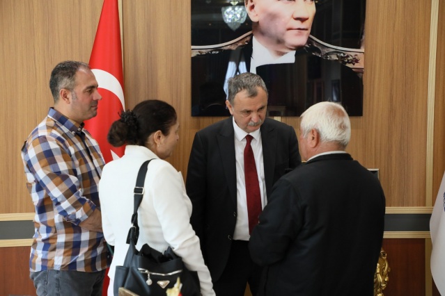 Bünyemizde oluşturduğumuz istihtam ofisimizde iş arayan vatandaşlarımızı işverenlerle bir araya getiriyoruz. Seçildiğimiz günden bu zamana kadar binlerce vatandaşımızla biraraya geldik. Bundan sonra da buluşmaya devam edeceğiz” diye konuştu.