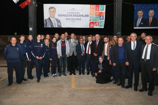 Yunusemre Belediyesi ve Manisa Büyükşehir Belediyesi’nin katkılarıyla, Horozköy Kapalı Pazaryeri’nde iftar programı düzenlendi. İftara Manisa Büyükşehir Belediye Başkanı Ferdi Zeyrek, Yunusemre Belediye Başkanı Semih Balaban ve eşi Serap Balaban, CHP Yunusemre İlçe Başkanı Mehmet Arslan, Manisa Büyükşehir Belediyesi Genel Sekreter Yardımcıları, Yunusemre Belediyesi Belediye Başkan Yardımcıları, Daire Müdürleri, Meclis Üyeleri, sivil toplum örgütü temsilcileri, muhtarlar ve çok sayıda vatandaş katıldı. Dua ve Kur’an-ı Kerim tilaveti ile başlayan etkinlik, semazen gösterisi ve gölge oyunuyla devam etti.