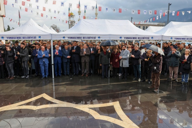 ‘EN BÜYÜK İNSAN HAKLARI SAVUNUCUSU ATATÜRK’TÜR’

Törende konuşan Yunusemre Belediye Başkanı Semih Balaban, açılışı neden 10 Aralık İnsan Hakları Günü’nde yaptıklarını şu sözlerle anlattı: “Bu açılışı İnsan Hakları Evrensel Beyannamesinin yıldönümünde yapıyoruz. Bana göre insan haklarının en büyük savunucusu Kurucumuz ve Kurtarıcımız Mustafa Kemal Atatürk’tür. Neden derseniz Türk toplumunu tebadan çıkartıp yurttaş bilincine eriştirdiği, kadın yurttaşlara birçok Avrupa ülkesinden önce 5 Aralık 1934’te seçme ve seçilme başta olmak üzere siyasi haklarını verdiği, tüm dünyayı ilgilendiren savaşlarda ‘Yurtta barış, dünyada barış’ dediği, cumhuriyeti kurup kimsesizlerin kimsesi yaptığı içindir.