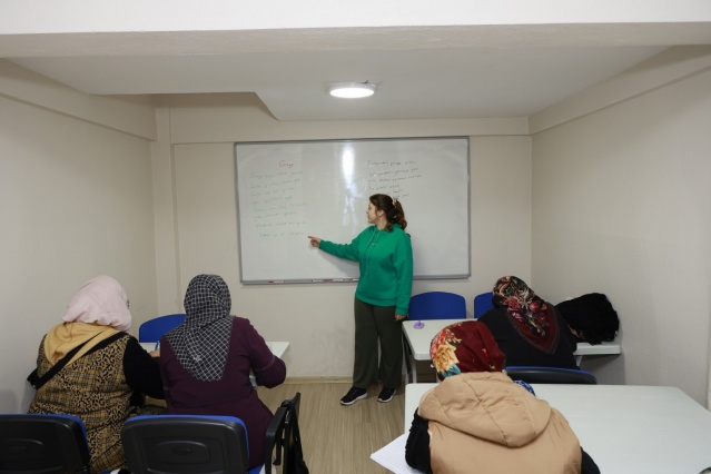 Yunusemre Belediyesi’nin Topçuasım Kadın Dayanışma ve Eğitim Merkezi’nde kadınlar, çeşitli kurslarla hem yeteneklerini geliştiriyor hem de sosyalleşiyor. Eğitimler, katılımcılar için oldukça keyifli ve verimli bir ortam sunarken; kurs kayıtları devam ediyor.