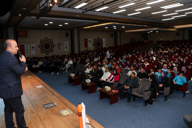 Öğrenciler, yıldızların büyüklüğü, parlaklığı ve yaşam döngüsü gibi konular hakkında derinlemesine bilgi edinme fırsatı buldu. Prof. Dr. Soydugan’ın sunumunda kullandığı görseller ve bilgiler, sunuma katılan öğrencilere astronominin büyülü dünyasını keşfetme şansı sundu.