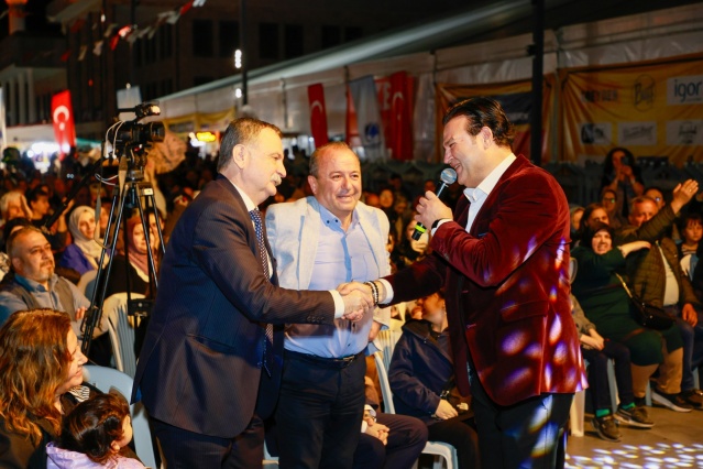 Yunusemre’de Ramazan ayı dolu dolu geçiyor. 100. Yıl Meydanı’nda Manisa Büyükşehir Belediyesi ile Yunusemre Belediyesi’nin birlikte düzenlediği iftar yemeğinin ardından Türk Halk Müziği Sanatçısı Ali Çakar muhteşem konseri ile Manisalılara türkü dolu bir gece yaşattı.