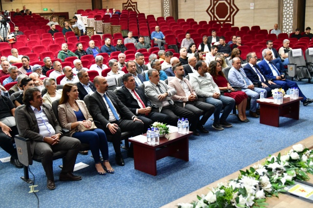 Yunusemre Belediyesi, Yuntdağı’nda tarımsal ürün çeşitliliğini arttırmak, üreticisine
destek vermek için çalışmalarına bir yenisini ekledi. Yunus Emre Millet Çarşısı
Etkinlik Salonu’nda ‘Çiftçimizin Yanındayız’ sloganıyla Tarım Sempozyumu
düzenlendi. Sempozyumu dinleyenler arasında Belediye Başkanı Semih Balaban,
CHP İlçe Başkanı Mehmet Arslan, Belediye Başkan Yardımcıları siyasi parti
temsilcileri, Sivil Toplum Örgütü Temsilcileri, mahalle muhtarları ve üreticiler katıldı.
Saygı duruşu ve İstiklal Marşı’nın okunmasının ardından programda ilk konuşmayı
yapan Belediye Başkan Yardımcısı Cengiz Balkan Yunusemre Belediyesi’nin
yürüttüğü tarımsal projelere ilişkin katılımcıları bilgilendirdi.