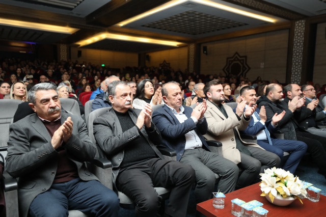Konseri izleyenler arasında Yunusemre Belediye Başkanı Semih Balaban, CHP Yunusemre İlçe Başkanı Av. Mehmet Arslan, Başkan Yardımcısı Hakan Gürtunca, Yunusemre Kent Konseyi Başkanı Bektaş Kılınç ve Kültür İşleri Müdürü Yasemen Sarar da yer aldı. Vatandaşların büyük ilgi gösterdiği konser, unutulmaz anlara sahne oldu.