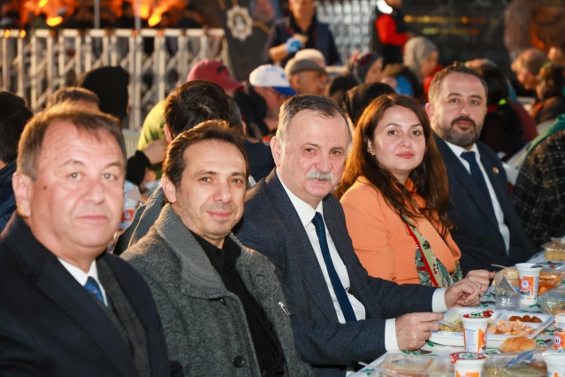 100. YIL MEYDANI’NDA İFTAR YAPILDI

Bu özel gece öncesi, vatandaşlar 100. Yıl Meydanı’nda iftar yemeği de düzenlendi. Yunusemre Belediye Başkanı Semih Balaban, Belediye Başkan Yardımcıları, meclis üyeleri, sivil toplum örgütü temsilcileri ve çok sayıda vatandaşın katıldığı iftar programında vatandaşlar Belediye Başkanı Balaban’a iftar programından dolayı teşekkür etti.