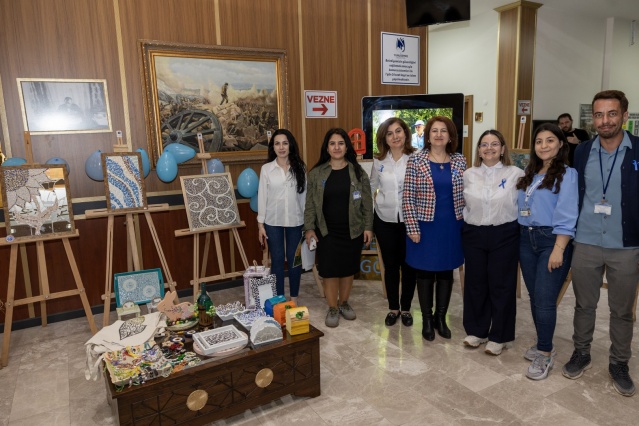 Farkındalık etkinlikleri kapsamında, Muradiye Engelsiz Yaşam Merkezi’nde eğitim gören otizmli öğrencilerin el emeği göz nuru olan el sanatları ve resim çalışmaları, belediye ana hizmet binası girişinde sergilenerek vatandaşların beğenisine sunuldu.