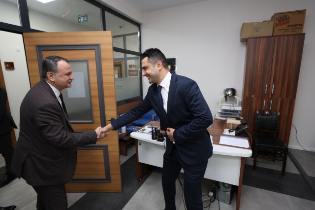 Yunusemre Belediye Başkanı Semih Balaban, yeni yıl öncesinde belediye şantiyesini ve birimlerini ziyaret ederek personelin yeni yılını kutladı. Çalışanlara iyi yıllar dileyen Başkan Balaban, 2025 yılında da ilçeye en iyi hizmeti sunmak için kararlılıkla çalışacaklarını belirtti.