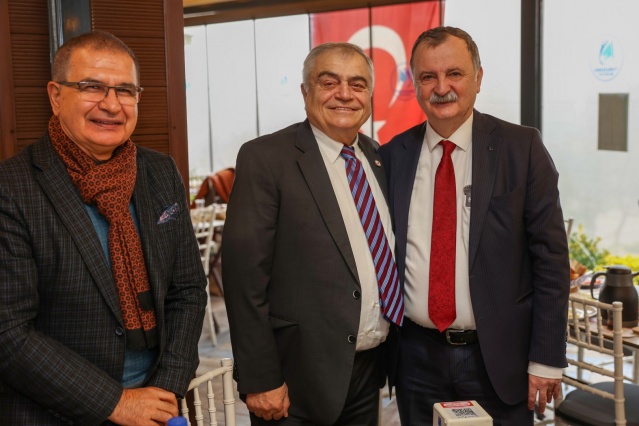 GAZETECİ PARLAK’I TEDAVİ GÖRDÜĞÜ HASTANEDE ZİYARET ETTİ 

Başkan Balaban programın ardından Manisa Merkez Efendi Hastanesi’nde tedavi gören Gazeteci Aslı Parlak’ı ziyaret ederek gününü kutladı.
