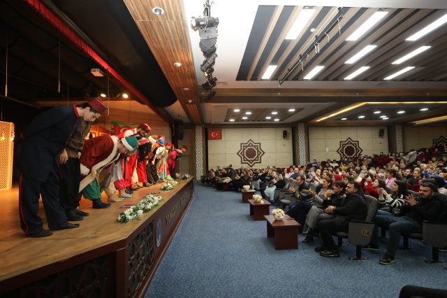 Oyun sonunda izleyiciyi selamlayan Yunusemre Kent Tiyatrosu oyuncuları, izleyiciler tarafından uzun süre alkışlandı.