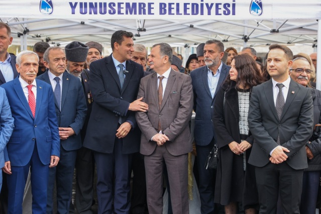 ‘DEV YAPILAR YAPIP 3-5 İNSANI ZENGİN ETMEK YERİNE…’

Konuşmasında heykel belediyeciliği yaptıkları yönündeki eleştirilere de yanıt veren Başkan Balaban sözlerini şu ifadelerle devam etti: “ Heykel belediyeciliği değil, insan odaklı belediyecilik yapıyoruz. Büyükşehir ve Şehzadeler Belediyesi ile birlikte insanlara dokunuyoruz. Onların sorunlarına çözüm buluyoruz. Devasa yapılar yapıp 3-5 kişiyi zengin etmek yerine tüm artı değeri tabana yayıyoruz. Halkla paylaşıyoruz, paylaşmaya da devam edeceğiz. Bu heykelin yapılışında belediyemizin ciddi bir ekonomik masrafı olmadı. Bu güzel heykeli Mustafa Pala ve arkadaşları hediye etti. Kendilerine bu konuda teşekkür ediyorum. Ama harcamamız gerekseydi ne olursa olsun Atatürk heykeli için gerekeni harcardık. Bundan da kimsenin kuşkusu olmasın. Heykeli konuşlandırdığımız alana 100. Yıl Meydanı diyorsunuz. 100. Yıl’a Gazi Mustafa Kemal Atatürk sayesinde geliyorsunuz. Ama Atatürk’ü atlıyorsunuz. Yıllar de geçse yüzyıllar da geçse Atatürk bu milletin kalbinde yaşamaya devam edecek. Hiçbir güç onu halkın gönlünden söküp atamadı, atamayacak.”