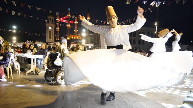 Gürtunca konuşmasında şu ifadelere yer verdi: "Ramazan ayı, birlik ve beraberliğin en güçlü hissedildiği, paylaşmanın ve dayanışmanın arttığı bir aydır. Yunusemre Belediyesi olarak, vatandaşlarımızla bu mübarek ayın manevi atmosferini paylaşmak, sofralarımızı bereketlendirmek için yoğun mesai harcıyoruz. İftar sofralarımızda bir araya gelerek Ramazan’ın huzurunu birlikte yaşamaya devam edeceğiz.”