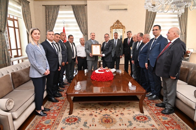 Ahilik kültürü başta olmak üzere hem geleneği hem de yeni teknolojiyi kullanarak kalkınma hamlemizi en iyi ve en hızlı şekilde yapacağız. Hem ekonomimizin hem kültürel değerlerimizin muhafazası adına esnaflarımız önemli, esnaf odalarımız önemli. Ahilik kültürünün ruhunu, esasını, özünü oluşturuyor. Bütün ahilerimiz adına yılın Ahisi seçilen İbrahim ustamızı tebrik ediyoruz” dedi.