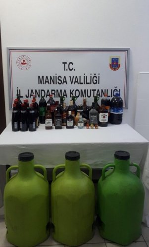 Manisa İli Turgutlu İlçesi Irlamaz Mahallesinde Turgutlu İlçe J. K. lığı, 9.ncu Jasat Timi ve Kom Şube Müdürlüğü Ekiplerince müşterek yapılan istihbari çalışmalar neticesinde B.T. (Erkek 38) isimli şahsın kaçak alkol üretip satış yaptığı duyumu alınmıştır. Turgutlu Sulh Ceza Hakimlinden alınan arama kararına istinaden 01.12.2021 günü saat 18.30 sıralarında şüpheli şahsın ikametinde yapılan aramada bandrolsüz 16 litre çeşitli markalarda viski ve 190 litre el yapımı şarap ele geçirilmiştir. Olayla ilgili Turgutlu Nöb. C. Savcısına bilgi verilmiş, şüpheli tarafımızca yakalanarak gözaltına alınmıştır. 02.12.2021 günü mevcutlu olarak Turgutlu C. Başsavcılığına sevk edilecektir.